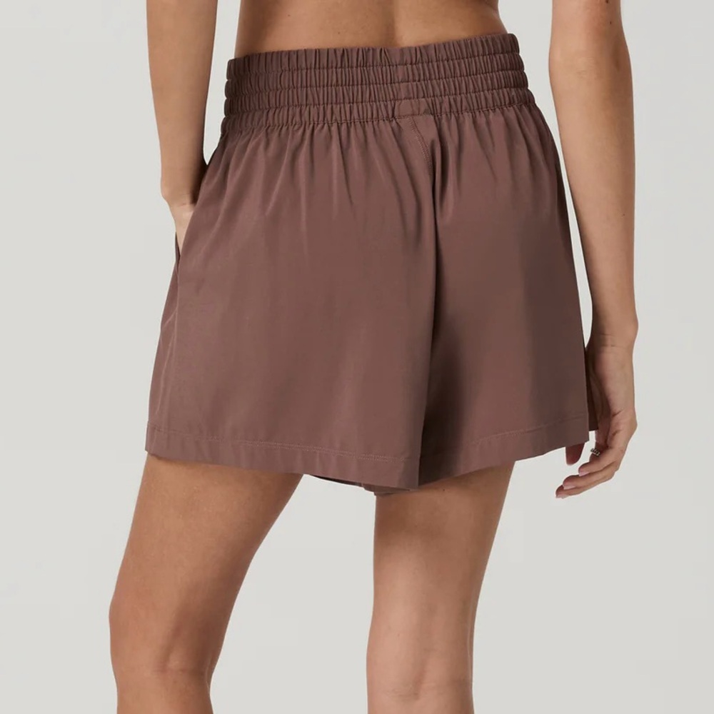 NWT Vuori Villa Shorts in Sable - Picture 2 of 7